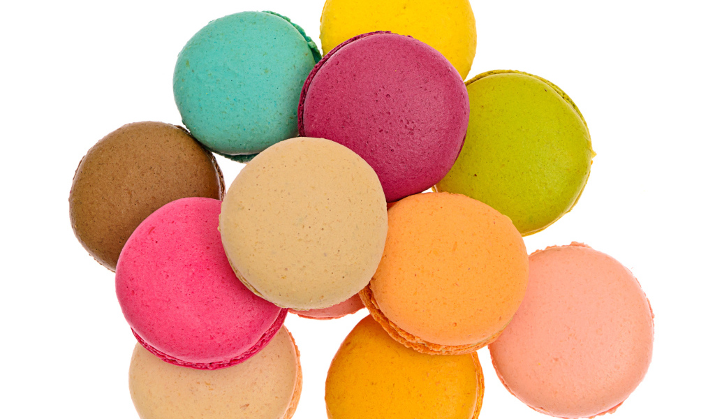 Разноцветный десерт макарун на белом фоне