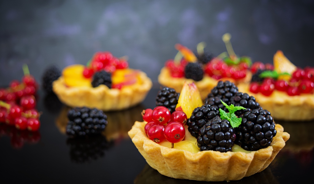 Печенье с кремом и свежими ягодами черники  и красной смородины