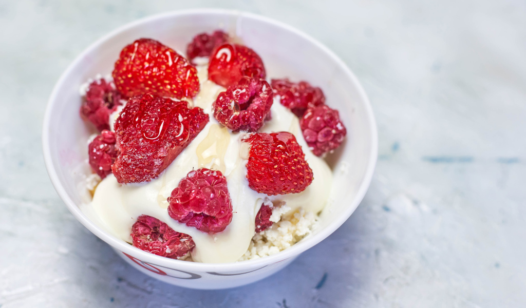 Творог со сметаной и ягодами малины