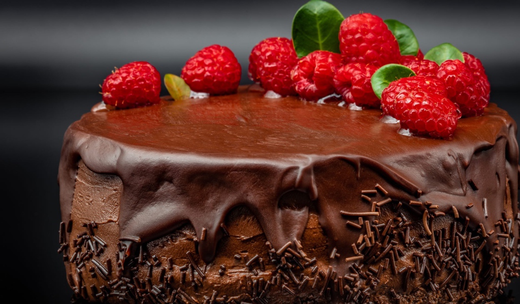 Пирог с кремом и шоколадом украшен малиной