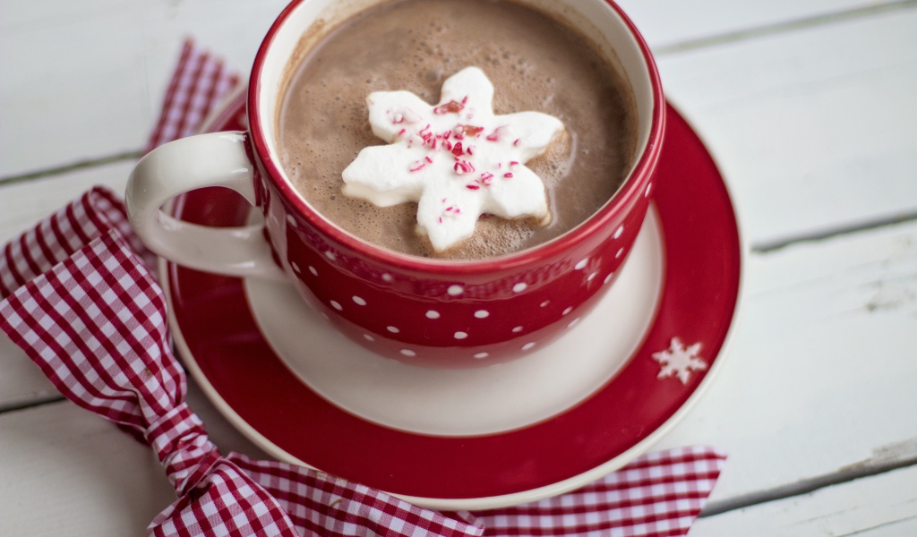 Чашка горячего шоколада с маршмеллоу на столе 