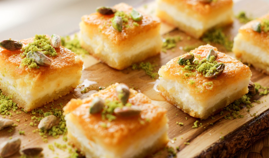 Вкусное пирожное с творогом и фисташками