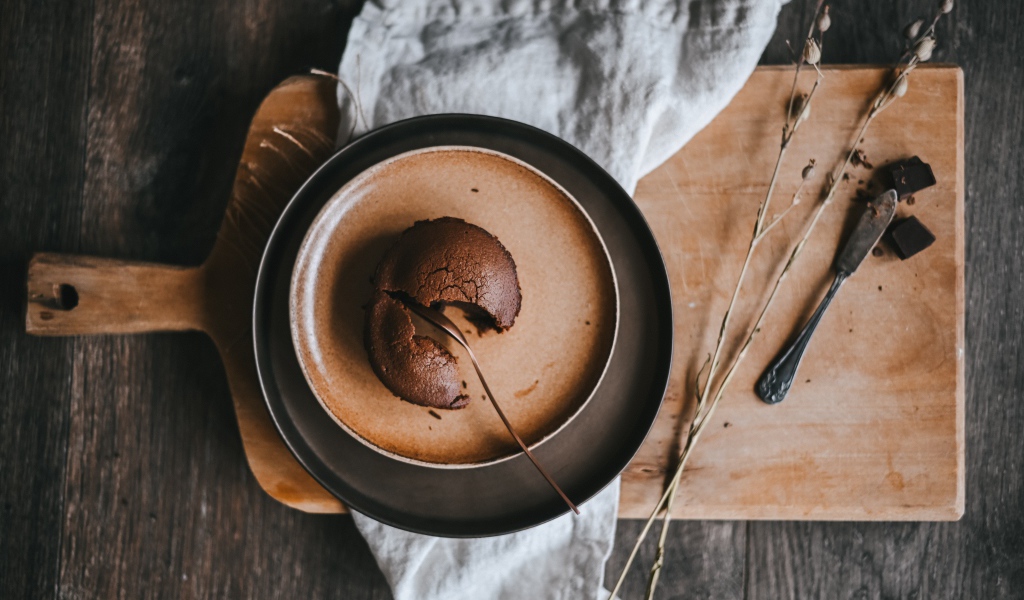 Вкусный шоколадный кекс на тарелке 