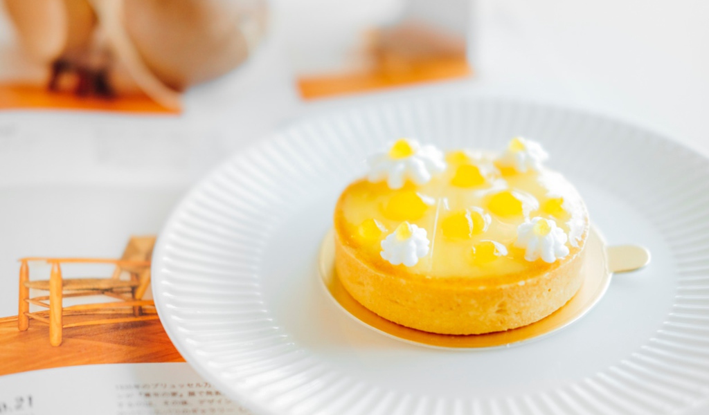 Вкусный творожный десерт на белой тарелке