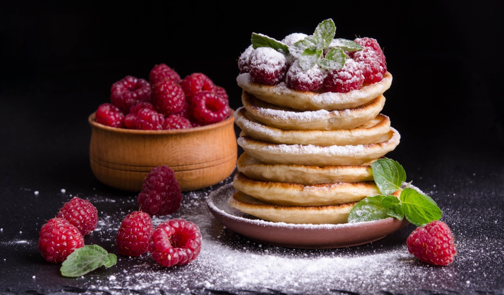 Вкусные пышные оладьи с сахарной пудрой и малиной