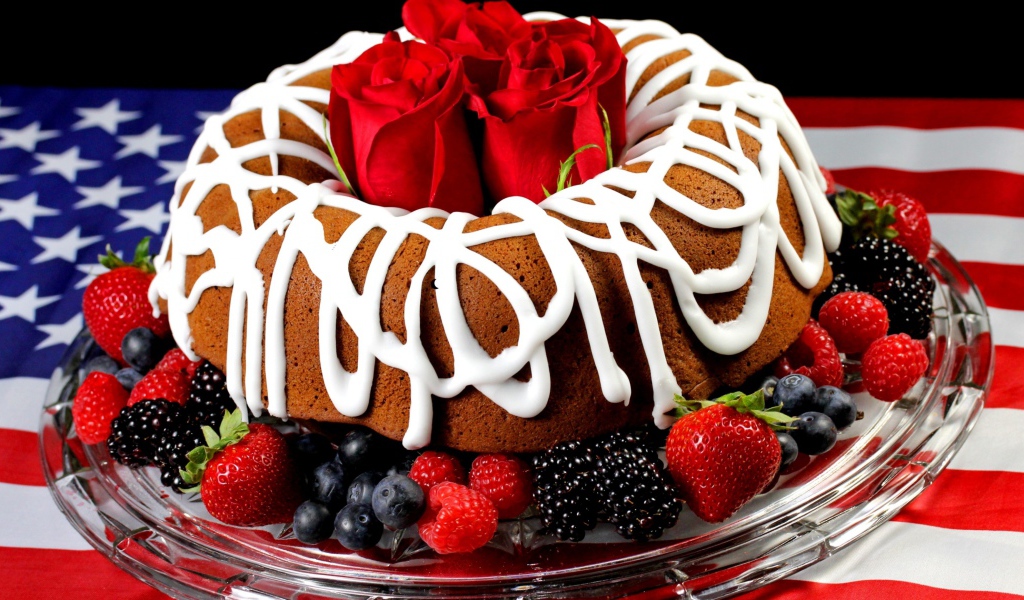 Вкусный пирог на блюде с ягодами и розами