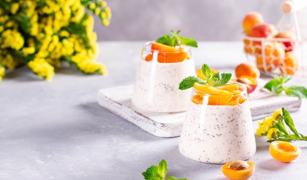 Десерт с ягодам годжи и спелыми абрикосами 