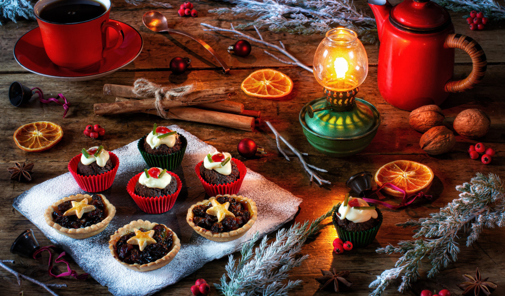 Разные кексы на столе с лампой и кофе