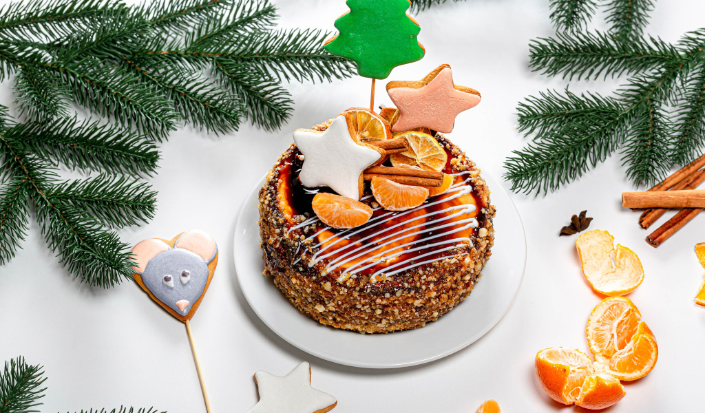 Праздничный торт на столе с мандаринами и еловыми ветками