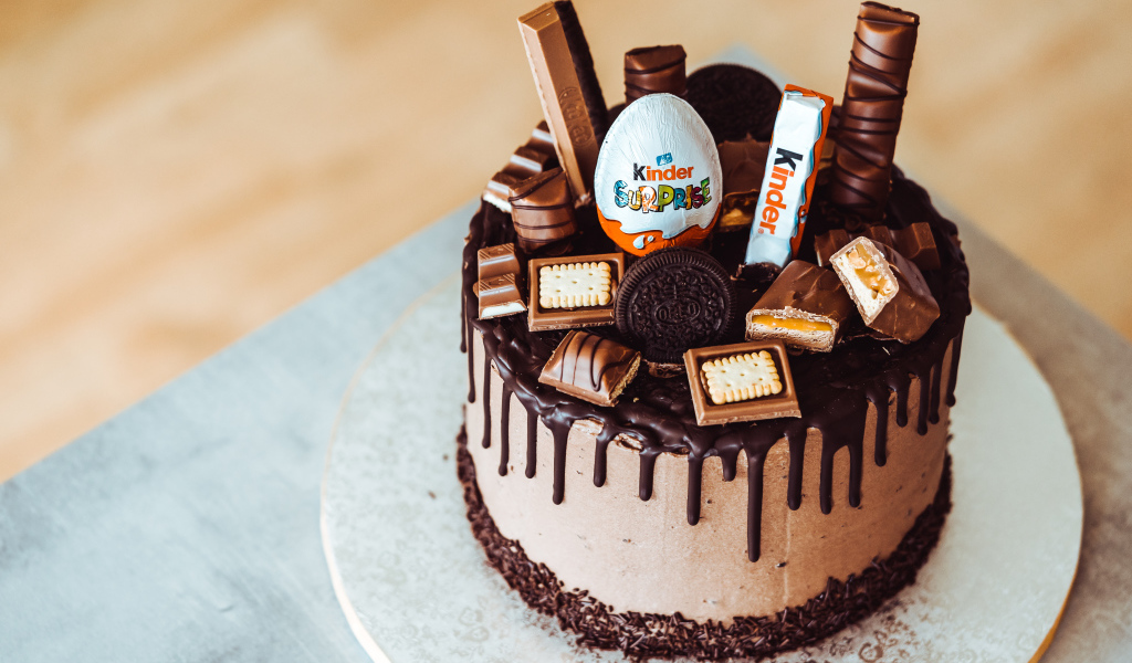 Праздничный шоколадный торт украшен сладостями