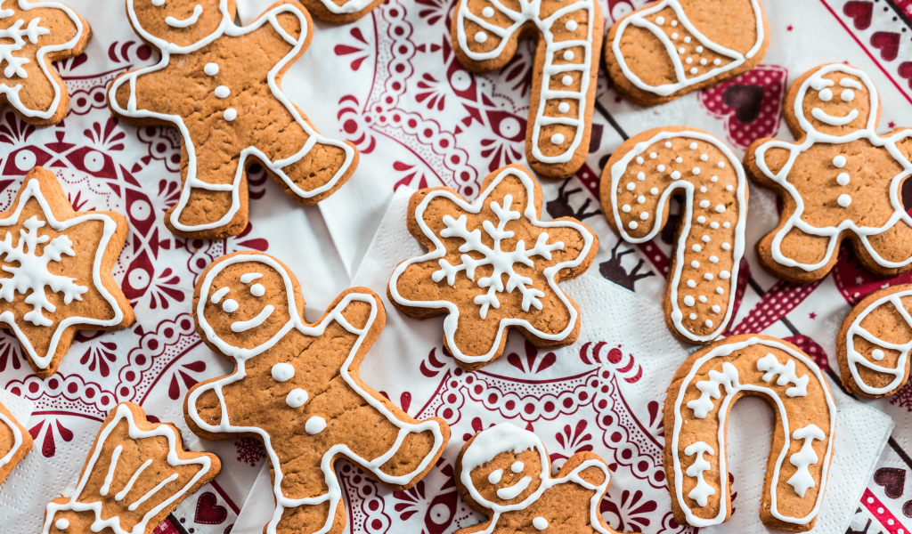 Праздничное печенье с глазурью на столе 