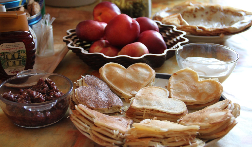 Блины с начинкой на столе с нектарином