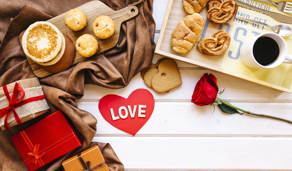 Свежая выпечка на столе с подарками и кофе 