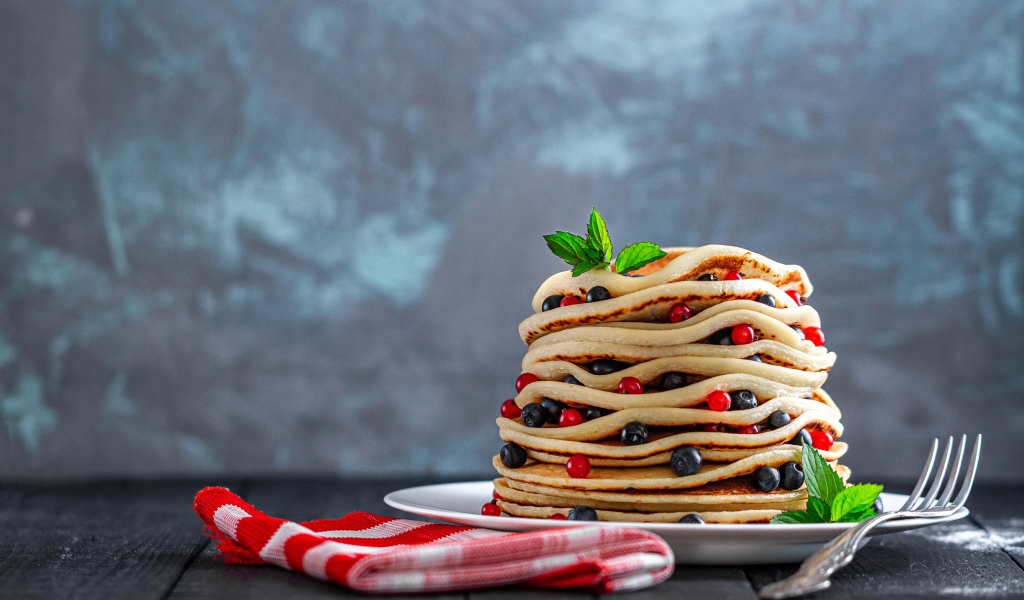 Оладьи с ягодами черники и красной смородины 