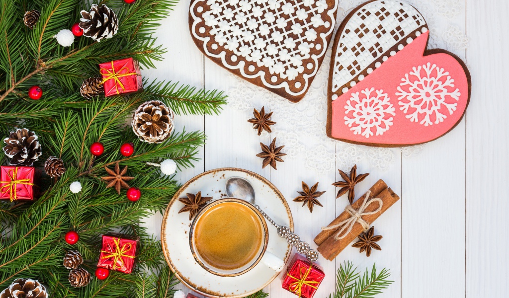 Печенье в форме сердца на столе с чашкой кофе и еловой веткой