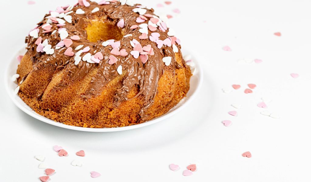 Аппетитный кекс с шоколадом и конфетами в форме сердца 