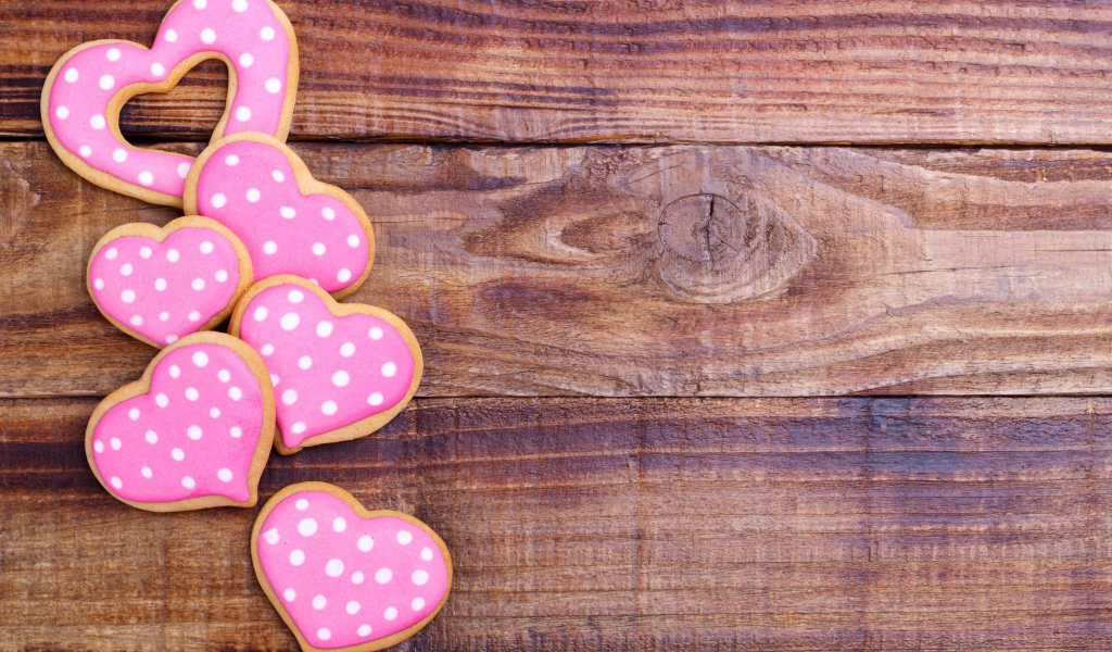 Печенье в форме сердца на деревянном столе
