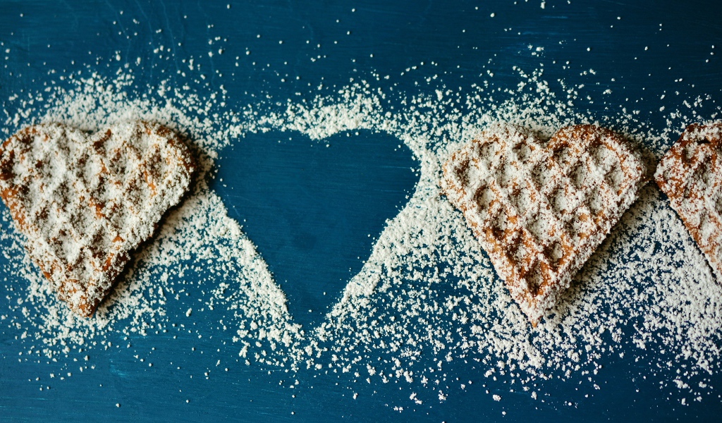 Печенье в форме сердца посыпанные сахарной пудрой