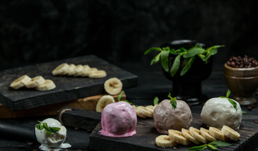 Шарики мороженого на столе с кусочками банана