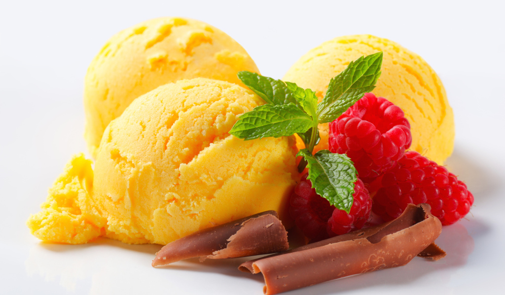 Шарики мороженого с малиной, шоколадом и мятой на белом фоне