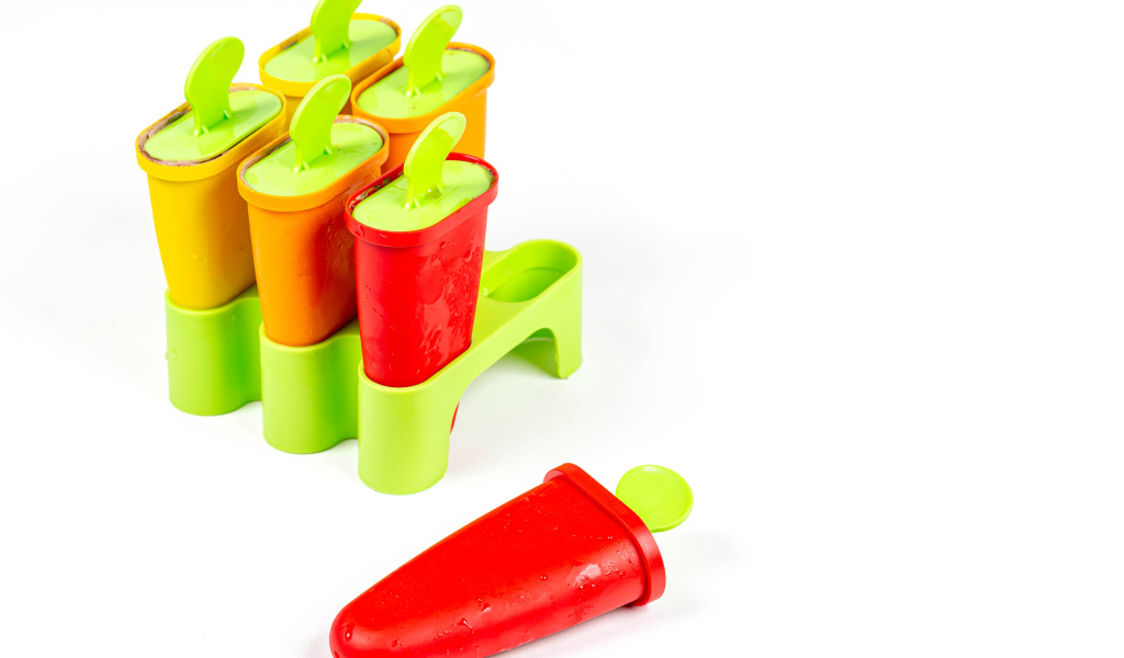 Формочки для мороженного на сером фоне