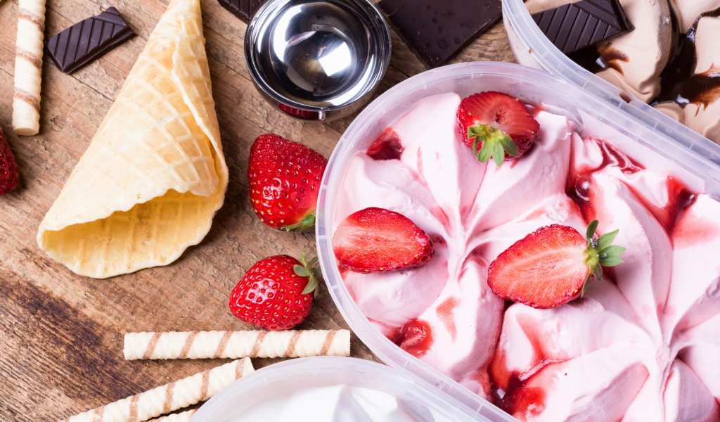 Мороженое на столе с клубникой и шоколадом