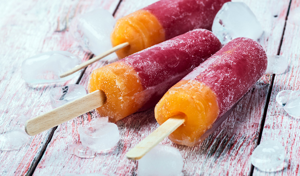 Мороженое фруктовый лед на деревянном столе 