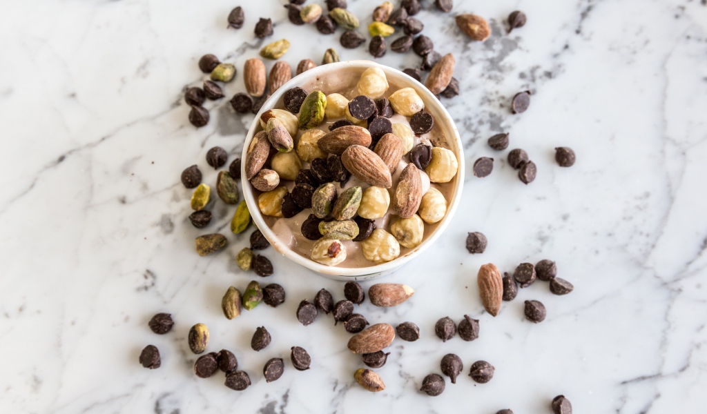 Мороженое с орехами и шоколадными каплями