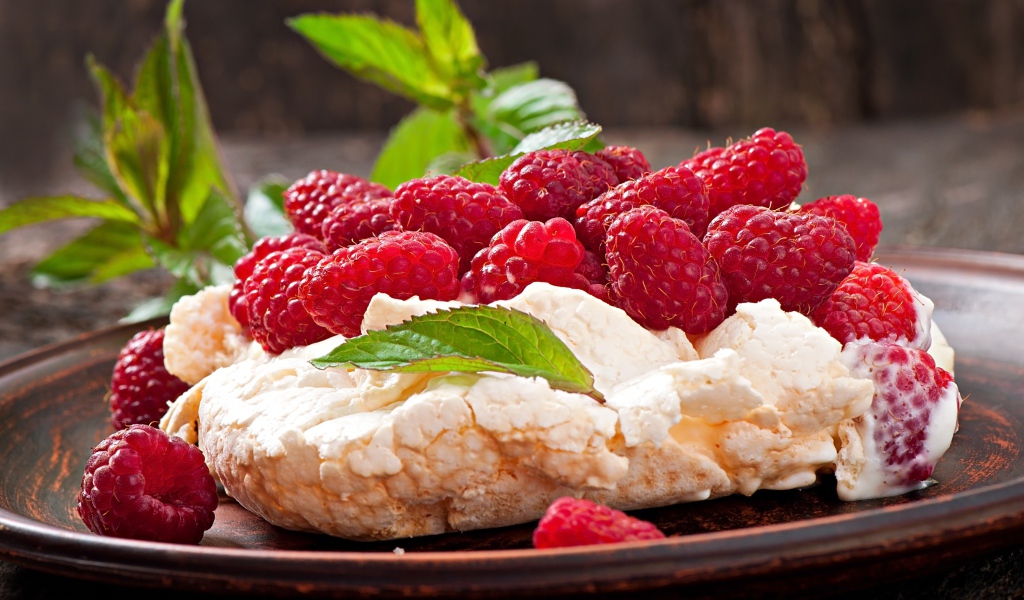 Мороженое с ягодами спелой красной малины 