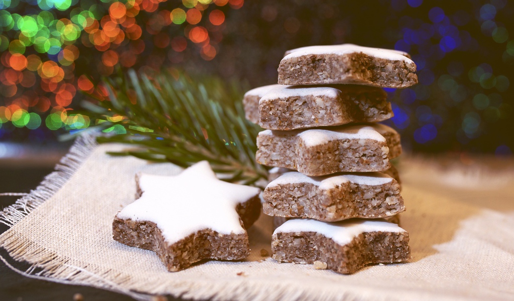 Печенье с глазурью на столе с еловой веткой 