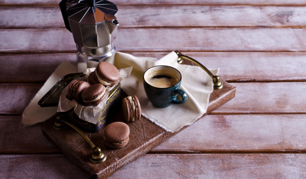 Печенье макарун на столе с кофе