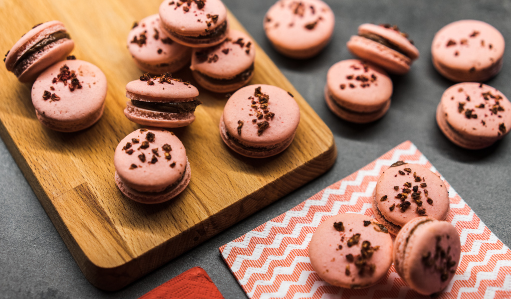 Десерт макарун на деревянной доске