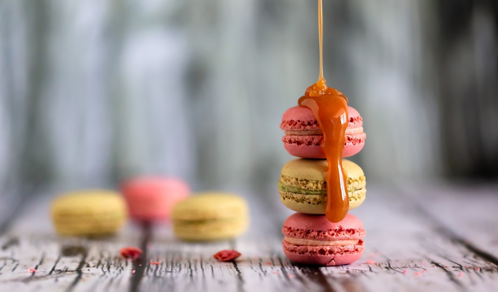 Десерт макарун с карамелью на столе