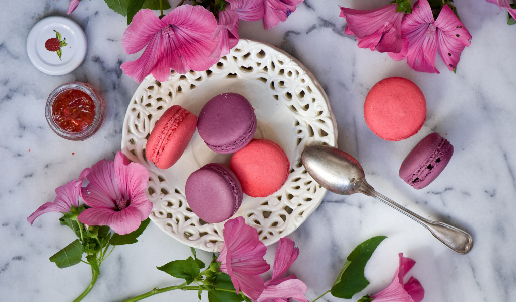 Десерт макарун с розовыми цветами мальвы