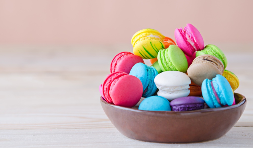 Много разноцветного вкусного десерта макарун на столе