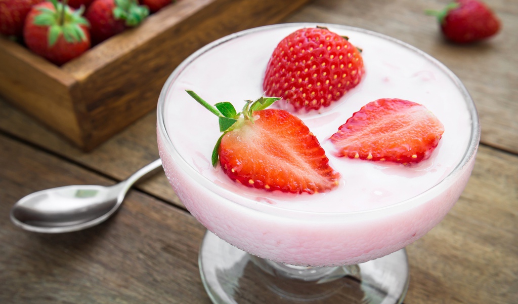 Молочный десерт в креманке с ягодами клубники