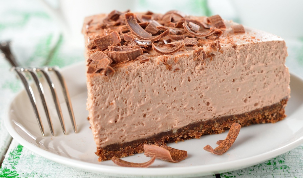 Торт мусс с шоколадной стружкой на тарелке