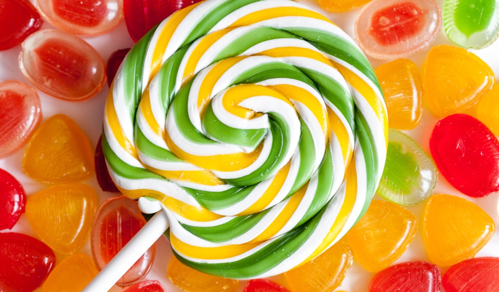 Разноцветный большой леденец на палочке крупным планом