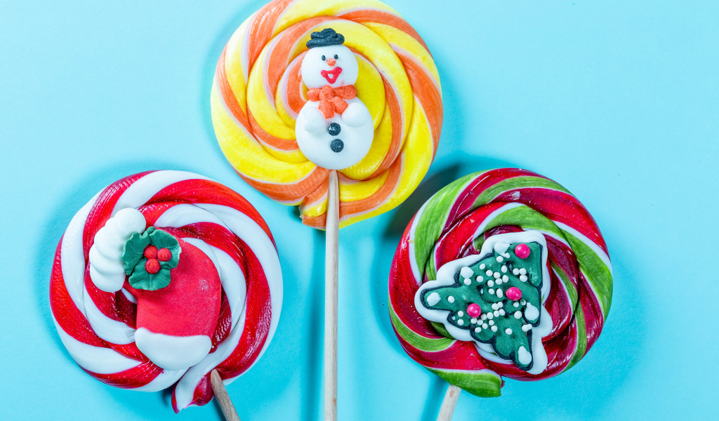 Разноцветные леденцы на палочках на голубом фоне