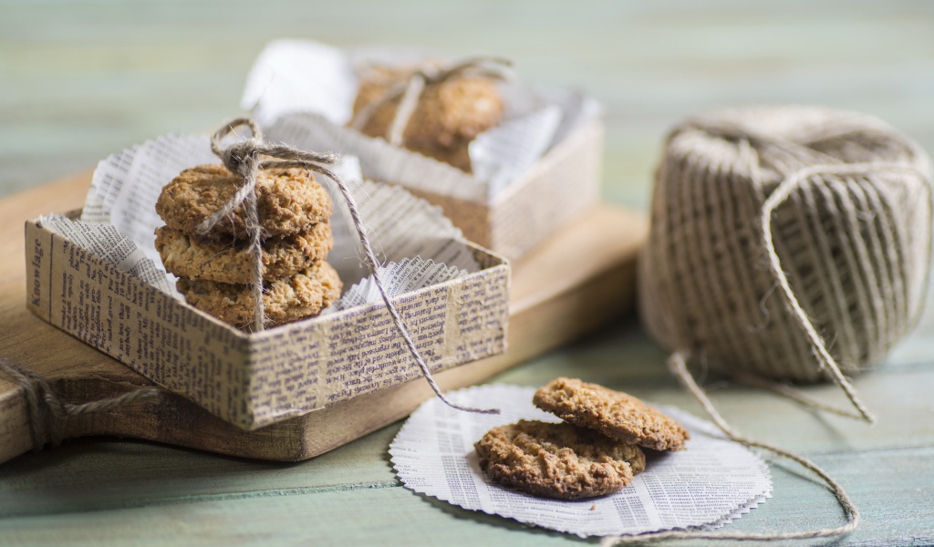 Овсяное печенье в коробке с бумагой 