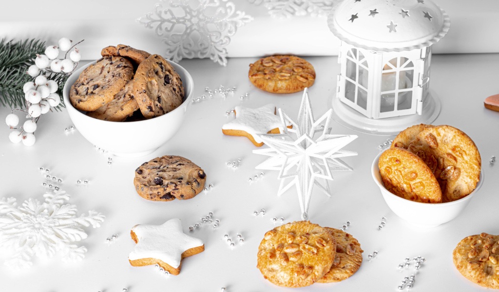 Овсяное печенье на столе с фонарем и бусами