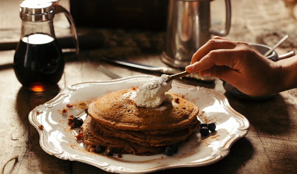 Панкейки со сливками на тарелке 