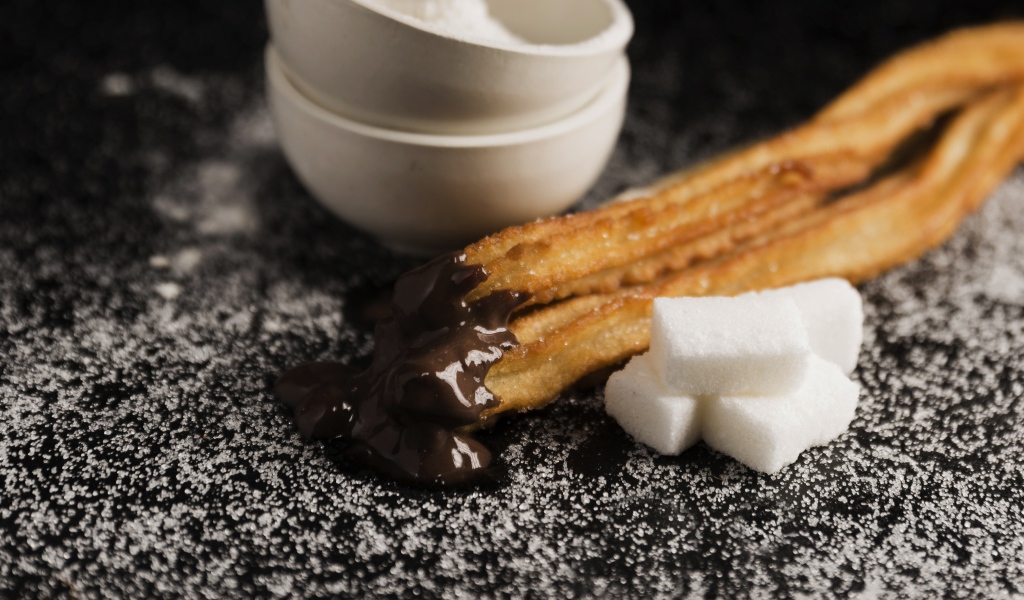 Выпечка с шоколадом на столе с сахаром