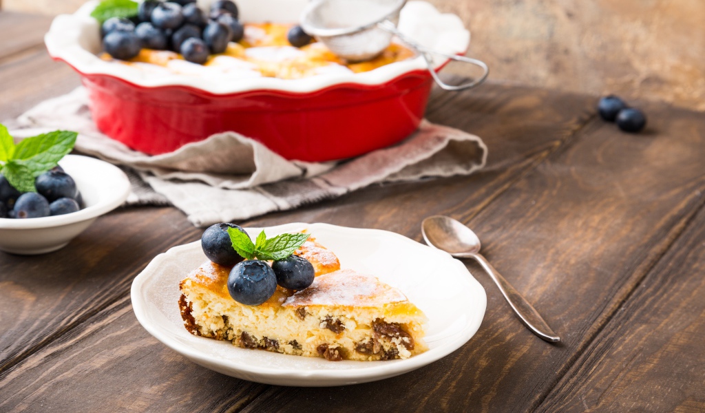 Пирог с изюмом и ягодами черники на столе