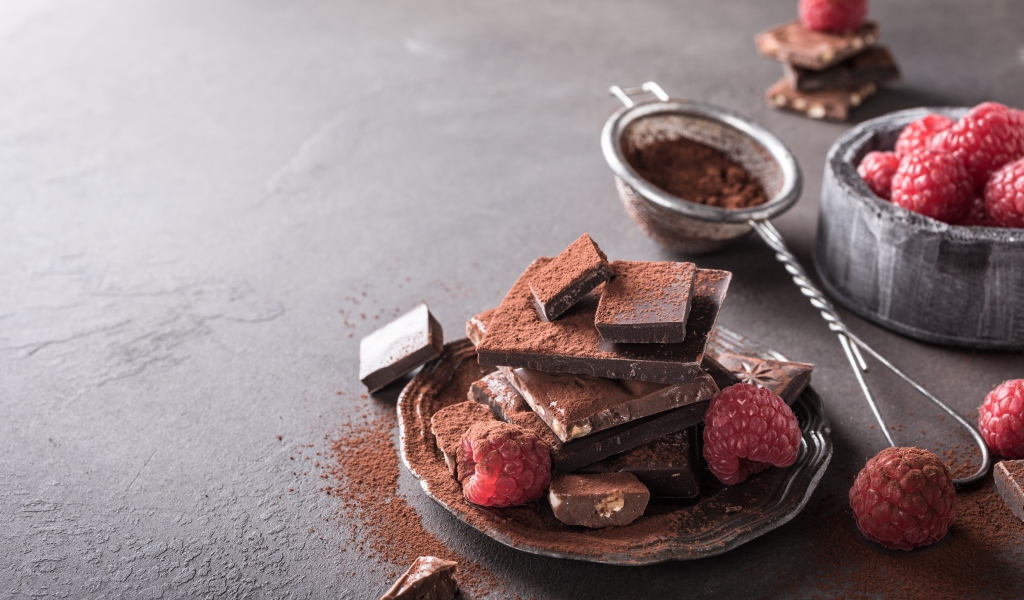 Кусочки шоколада посыпаны какая на тарелке с малиной