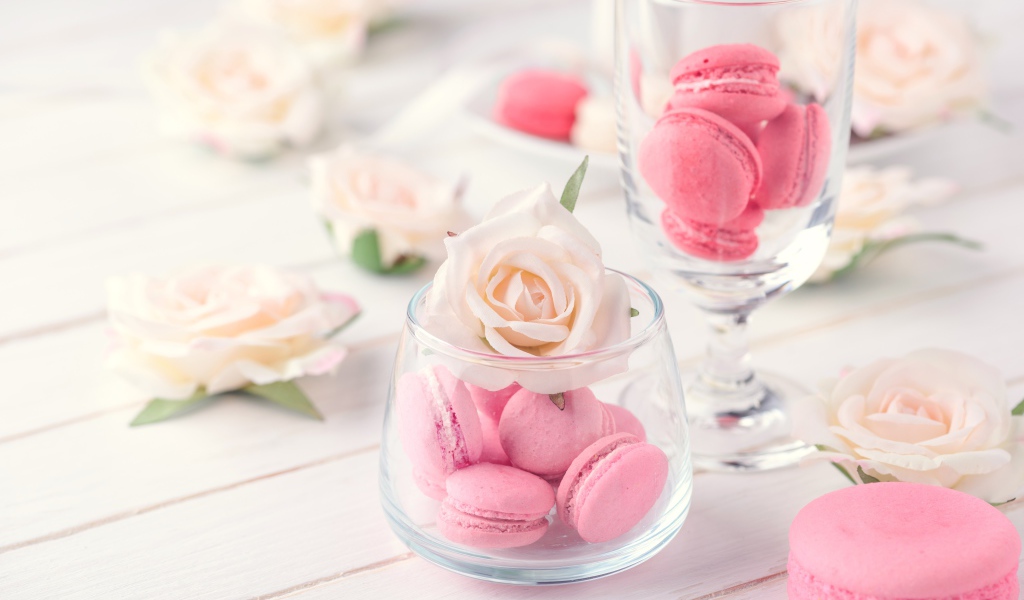 Розовый десерт макарон в вазе с розой
