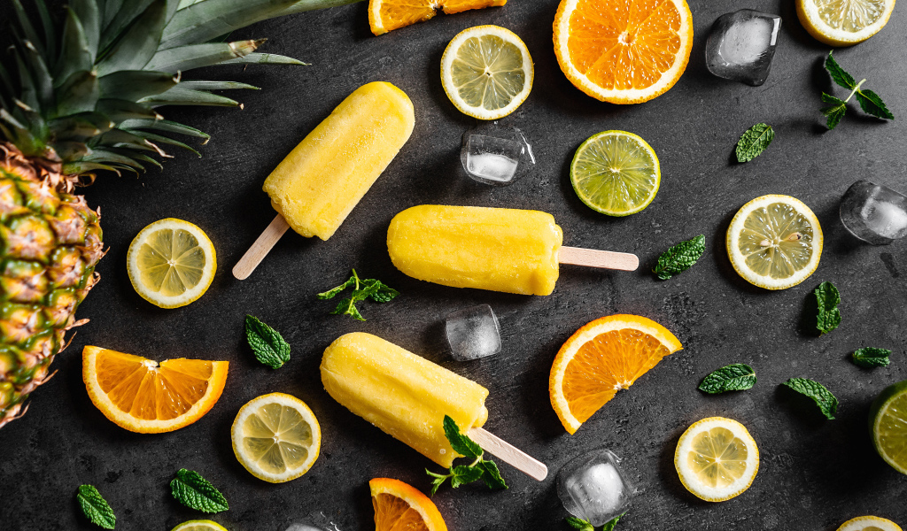 Фруктовое мороженое на сером фоне с цитрусовыми и лимоном 