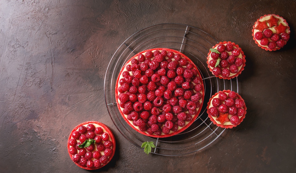 Пирог с малиной и кексы с малиной на столе 