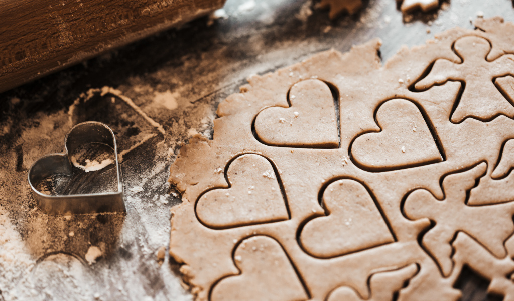 Сырое печенье в форме ангелов и сердечек