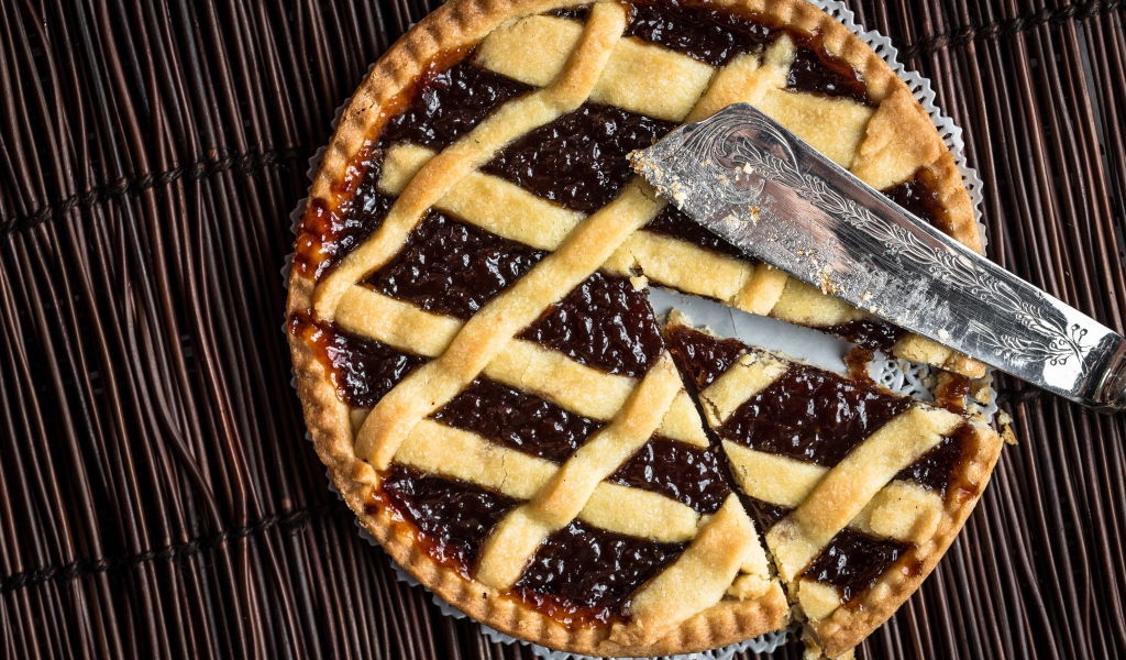 Песочный тарт с вареньем на столе 